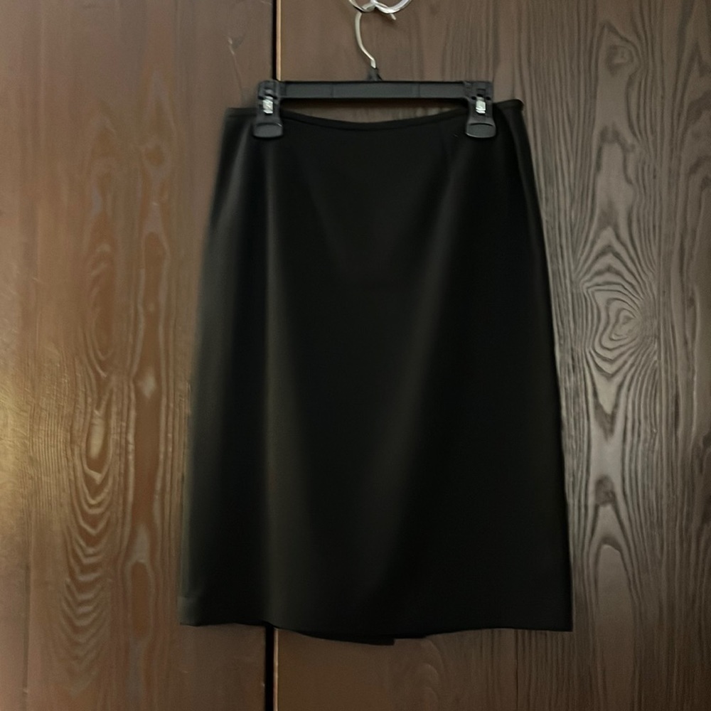Le Suit 100% polyester pencil skirt. Size 6.